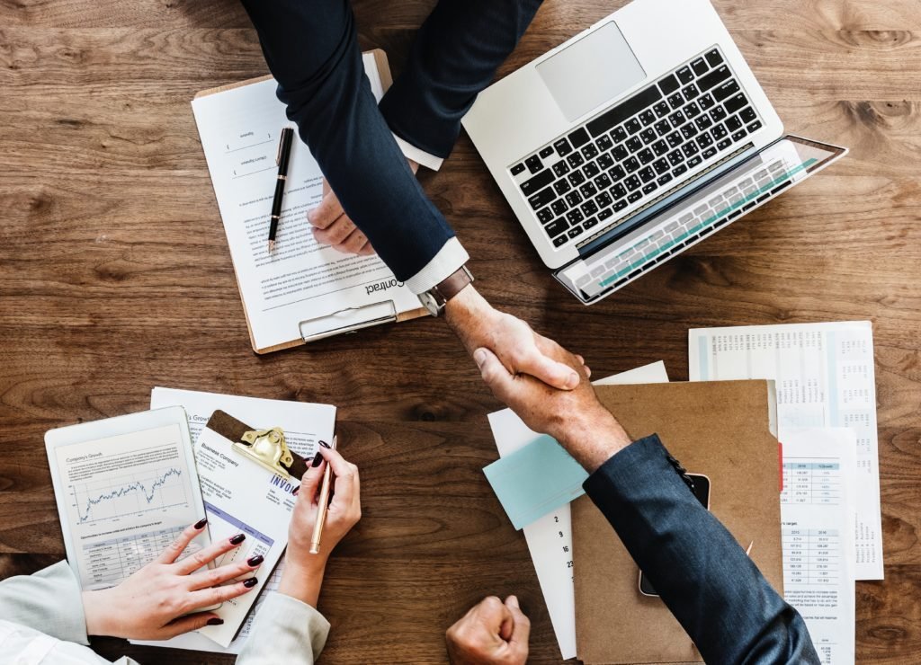Advogados em reunião analisando contrato